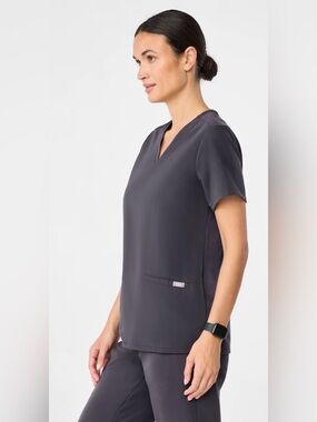 Figs NWT Women’s Casma Three Pocket Top Charcoal Size Medium